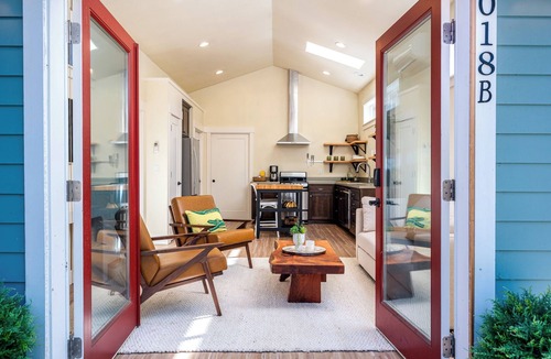 Kerns Cottage | Sunlit Laurelhurst Cottage - Office, Dog-Friendly