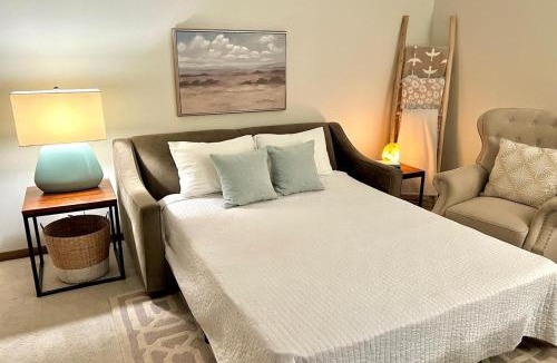 Hutchinson House | Sunlit Maple Inn-Rest Awaits You