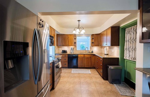 Temple Terrace House | Sunny Terrace Escape - Near USF & Busch Gardens