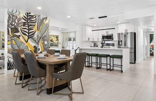 Tampa House | Sunny Terrace Pool Hot Tub B-Ball CT Near Busch Gardens & USF Sleeps 10