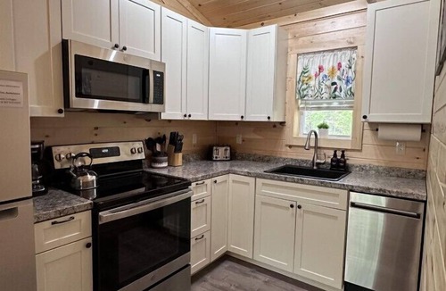Town Hill Cottage | Swans Chalet -Tranquil forest cottage near Acadia!