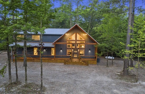 Golden Cabin | Sweet Caroline Creek-Side Cabin 🎯 Games 🔥 Hot Tub 📺 Outdoor TV