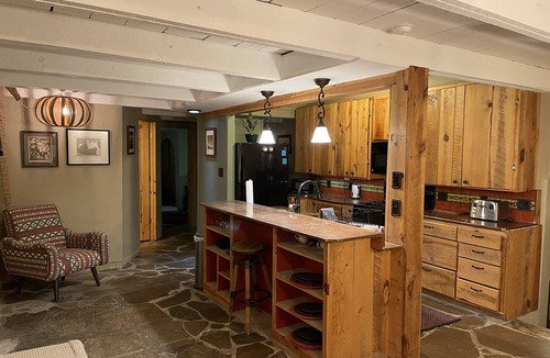 Taos House | Taos Adobe Experience - 4 blocks to Plaza - Hot Tub & Fireplace in Courtyard