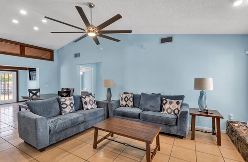 Nichols House | Terrific spacious 3 bedroom home -Sunroom-Backyard-Near Orlando & Tampa