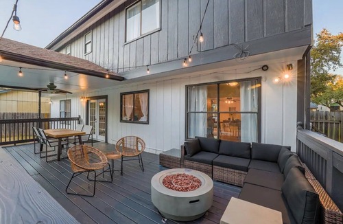 Gracywoods House | The Austin Vacation Home - 4 bdrms with hot tub, gym, WiFi, work area, pool.