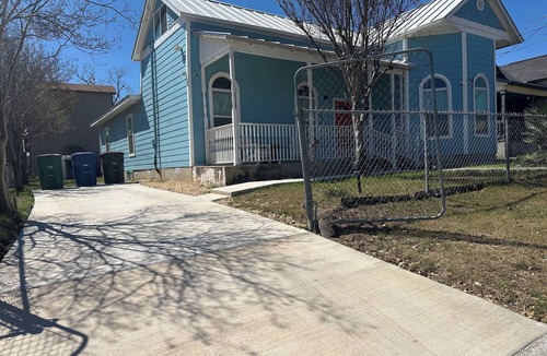 Government Hill House | The Azure Charm — Amazing 3BR 2BA Home 1 Mile to Fort Sam Houston & The Pearl