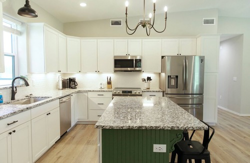 Turley House | The charming Scissortail Farmhouse on land with hot tub minutes from downtown!