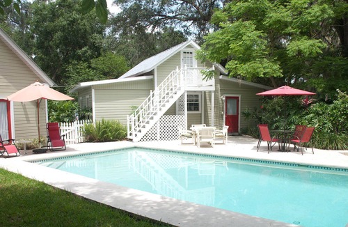 Valrico Cottage | The Cottage at Country Retreat - a charming, idyllic, pet-friendly oasis