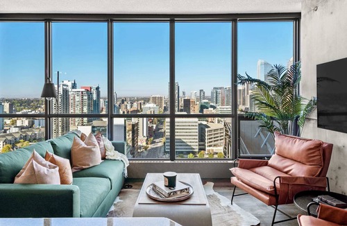Victoria Park Condo | The Dropout | No Service Fees | Patio & BBQ | Gym