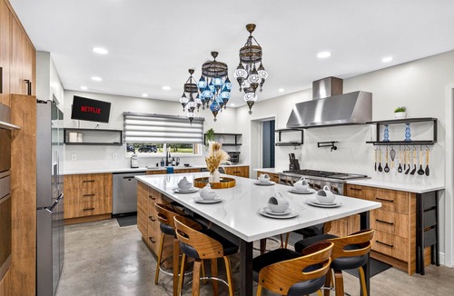 Temple Terrace House | The Fairway Estate | Sleeps 20 | 8BR w/Pool & Spa