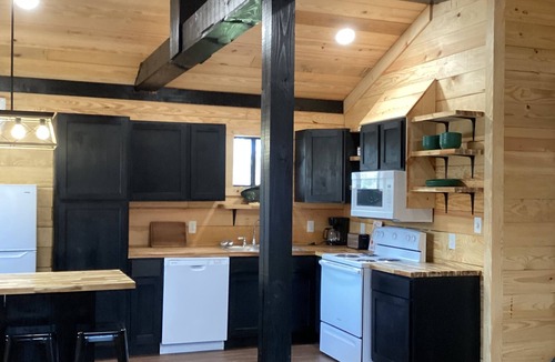 Columbus Cabin | The Gator Nest located at Yarborough Landing on Millwood Lake.