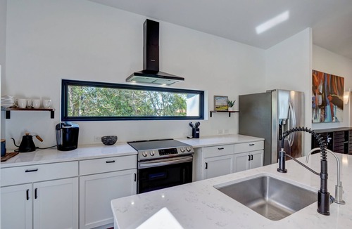 Ogden House | The Glass House-NEW LISTING! Surrounded by nature. Close to Beach