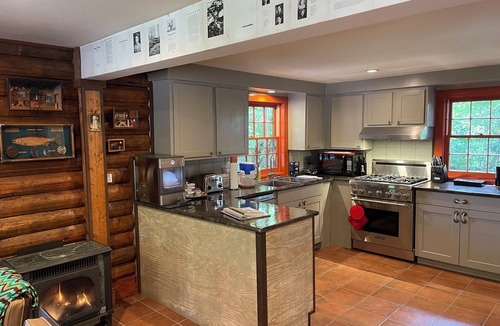 Anderson Valley House | The Knotty Oak - 3 Houses/Sleeps 26 in Philo - Weddings/Retreats/Families