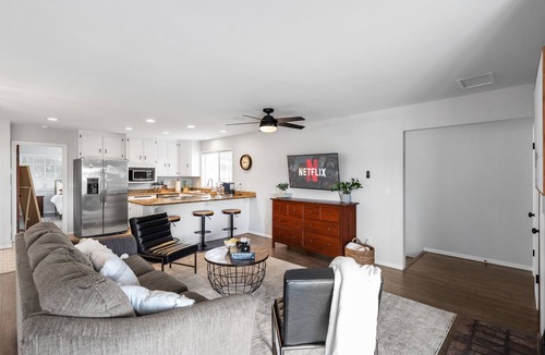 Fallbrook House | The Lookout King Bed! Min away from Wineries, Wedding, venues! Fresh eggs!