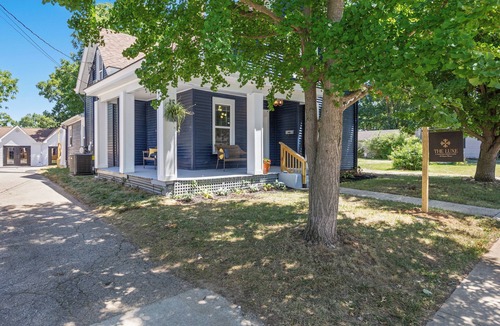 Georgetown House | The Luxe/Hot Tub/Private Bar/12 Min to Horse Park