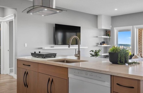 Southwest Calgary House | The Luxe Suite- Bright Guestsuite with city views