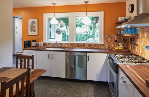 Overlook House | The Madrona House! Freshly renovated bungalow/detached studio/office space.