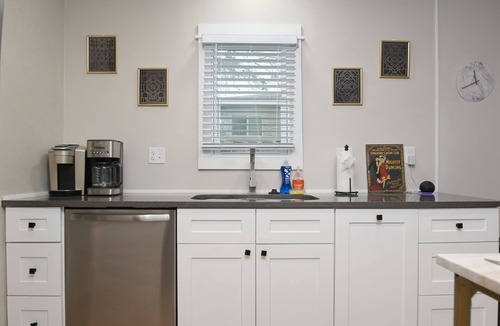 Near East Side House | The Marbled Speakeasy - Luxury Home w/backyard. 3 minutes to the Alamo!