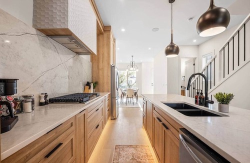 Shaganappi House | The Olive - Luxury, 5 min 2 DT, Steps From Ctrain