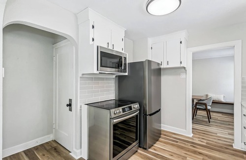 College Hill House | The Oliver House - 3 King Beds - Walk to Bars & Shopping - Indoor Gym & Fire Pit