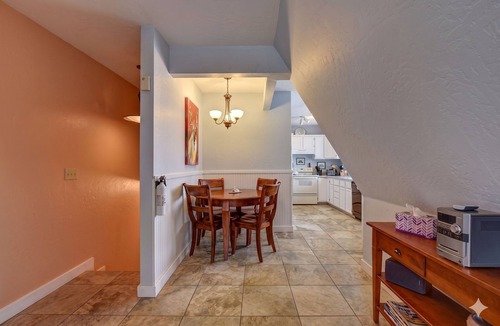 Nob Hill House | The Terrace 2 BR near the courthouse square with a King bed in the master BR