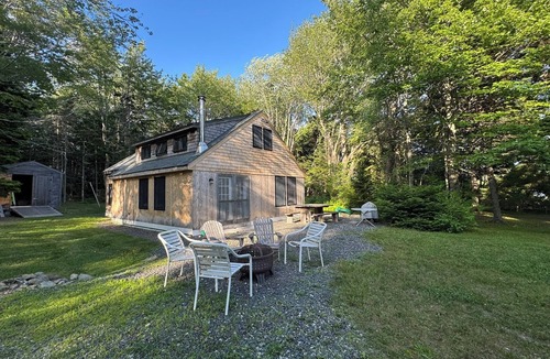 Spruce Head Cottage | The Tide House - charming 3-bedroom cottage in Spruce Head, WiFi, waterfront