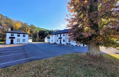 Tazewell Apartment | The Traveler On Main - Suite #5- Across the Street from Back of the Dragon!