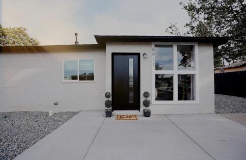 Northeast Heights House | The White House, A Unique ABQ Stay in Central Location near Uptown