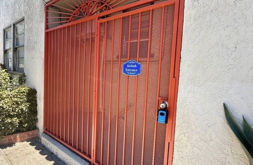 Willmore House | This basement apartment has its own private entrance. Near downtown Long Beach