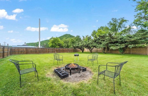 Edray House | This house is a 3 bedroom(s), 1 bathrooms, located in Marlinton, WV.