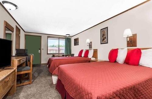Summit Hotel | Tidy Unit, Outdoor Pool, Free Parking, WiFi, Pets Allowed