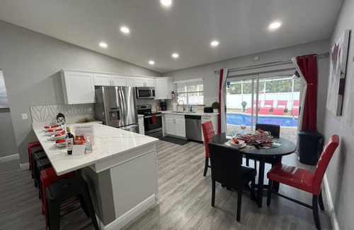 Largo House | TIKI BAR+SAUNA+HEATED POOL+HOT TUB! 7 MILES TO THE BEACH 3BD 2BA 2 KING BEDS!
