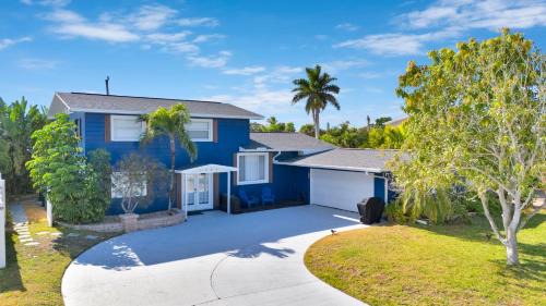Cocoa Isles House | TIKI BLUE-Fun for Big Groups-Near Beach, Hot Tub, Heated Pool