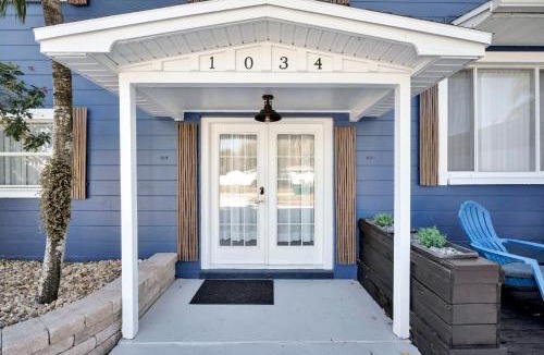 Cocoa Isles House | TIKI BLUE-Fun for Big Groups-Near Beach, Hot Tub, Heated Pool