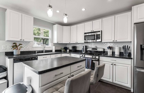 Highland House | Timeless Treasure in a Pedestrian-Friendly Locale!