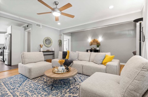 Highland House | Timeless Treasure in a Pedestrian-Friendly Locale!