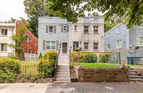 Washington House | Townhouse with 2 Private Rooms in Shared Home with Host