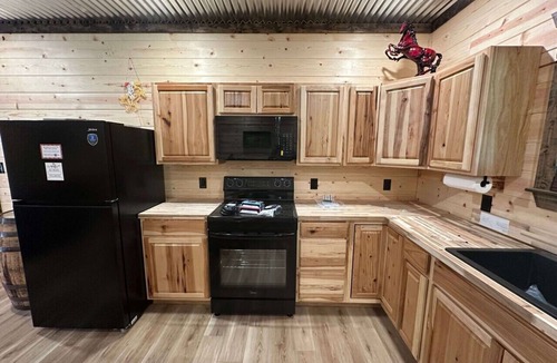 Red Jacket Cabin | Trailside Rodeo Lodge #G |4BR| Sleeps 12 | Hot Tub