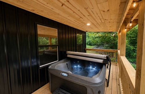 Red Jacket Cabin | Trailside Rodeo Lodge #G |4BR| Sleeps 12 | Hot Tub