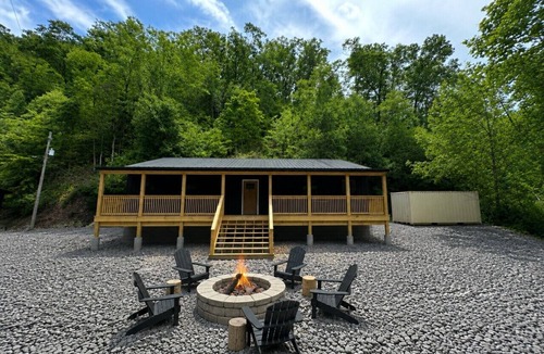 Red Jacket Cabin | Trailside Rodeo Lodge #G |4BR| Sleeps 12 | Hot Tub