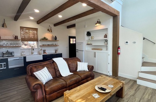 Lakeway House | Travis Treehouse, Private Couples Getaway