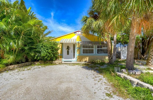 Treasure Island House | Treasure Island Beach House 200 yards to Beach and short walk to John's Pass