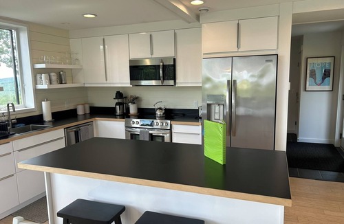 Hope House | Treetop Vista: stunning views, 3-bedroom, new, modern farmhouse, fast WiFi