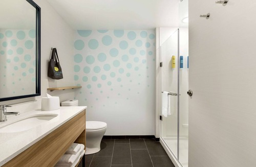 Greenwich Hotel | Tru by Hilton Wichita Northeast