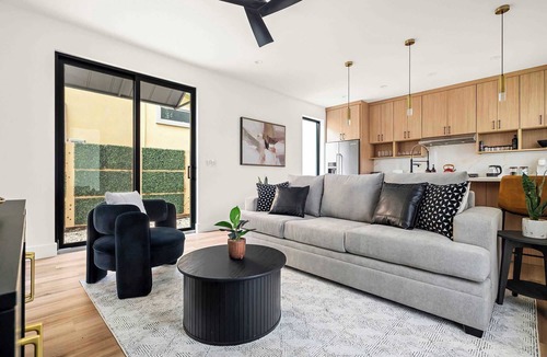 East Cesar Chavez House | Twin Homes Oasis - Hot Tub near Downtown Austin