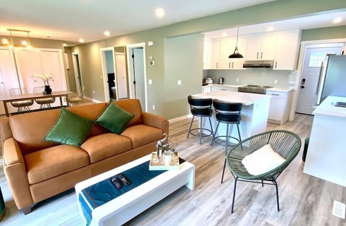 Northwest Calgary House | UC WalkingDistance 3BR/2.5BA Up+3BR/2BA Legal Down