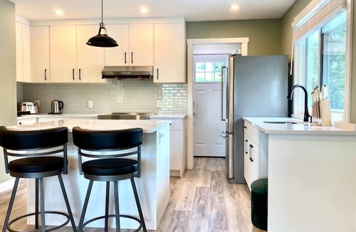 Northwest Calgary House | UC WalkingDistance 3BR/2.5BA Up+3BR/2BA Legal Down