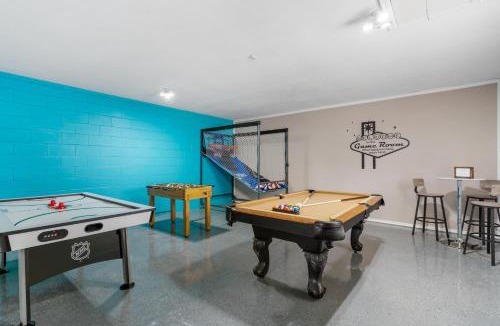 Bay Crest Park House | Ultimate Waterfront Oasis Heated Pool & Boat Dock