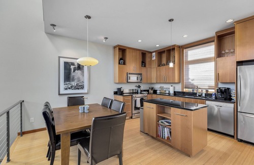 Hood River House | UNBEATABLE LOCATION! Downtown Hood River Loft with Views, Pet Friendly