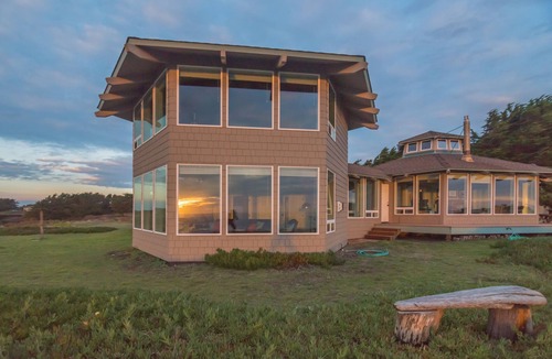 Caspar House | Unique Coastal 3-Hexagon home right on the Pacific Ocean with Wi-Fi!